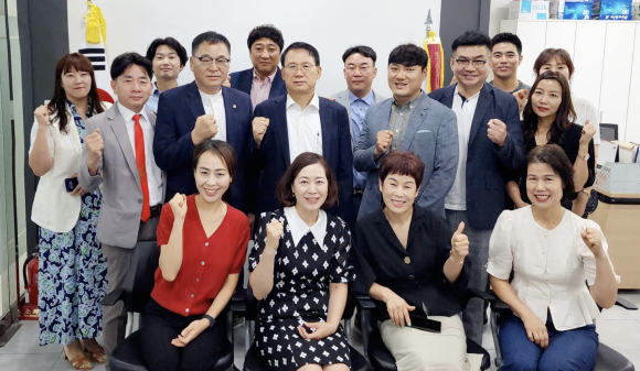 윤두현 국회의원,코리아리더스포럼 회원들과 기념촬영