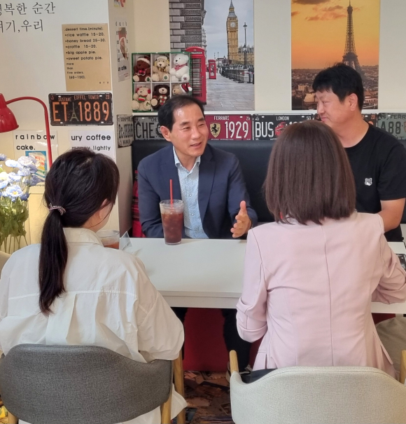 권중석 의원이 학교 민원을 해결하기 위해 서부2동에 위치한 성암초등학교 이대희 운영위원장을 비롯한 운영위원들과 이야기를 하고 있다. [사진=김규남 기자]