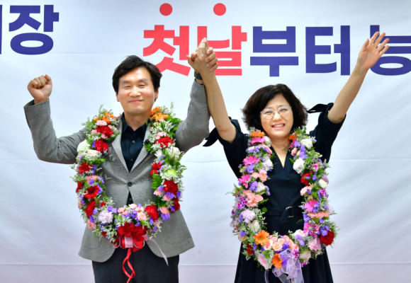 재선 확정후 배우자와 함께 화이팅을 외치고 있는 조현일 후보  [사진=조현일 후보 선거사무소 제공]